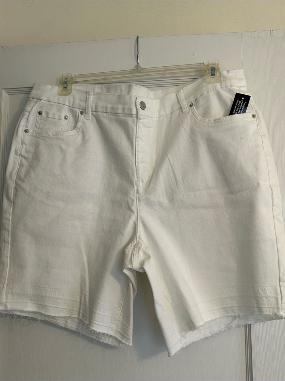 Denim & Co Women's White Denim Pull on Shorts. NWT.